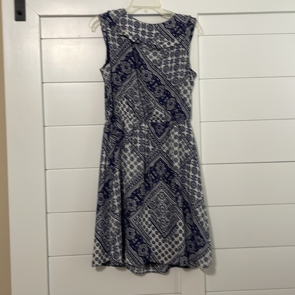 Dress - Picture 4 of 9